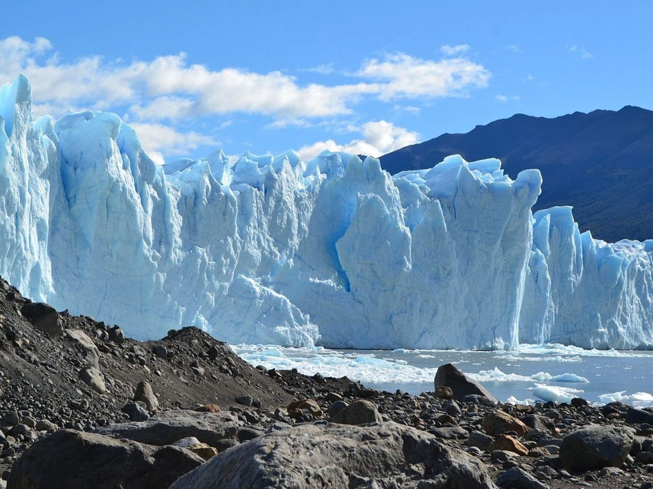 El sol bajo iluminando el hielo con luz rasante